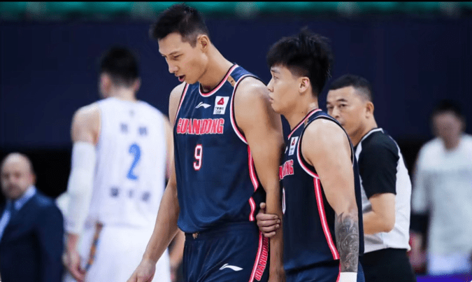 包含赛前荷甲传出新动向，深圳男篮伤情更新，管理层表态——管理层满意，医务组通报恢复的词条