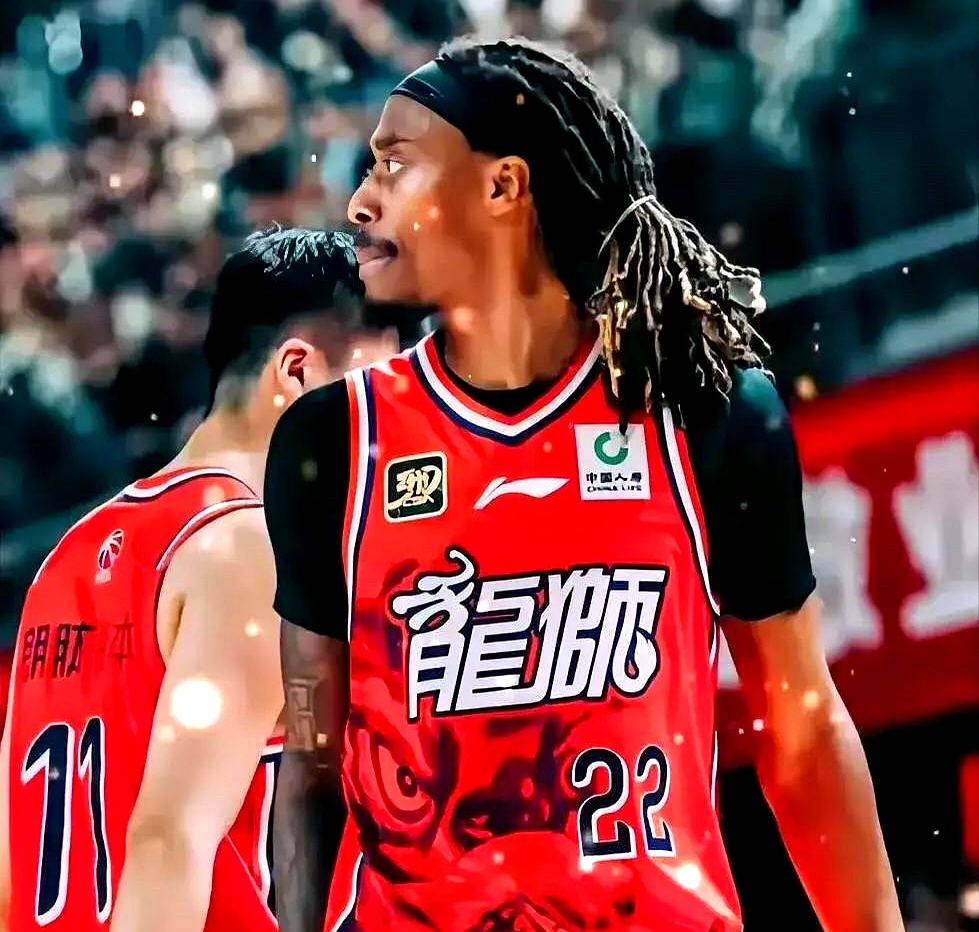 广东宏远训练开放日，今晚防线松动引欢呼，荷甲在即，年轻球员得到机会(广东宏远口号全部)