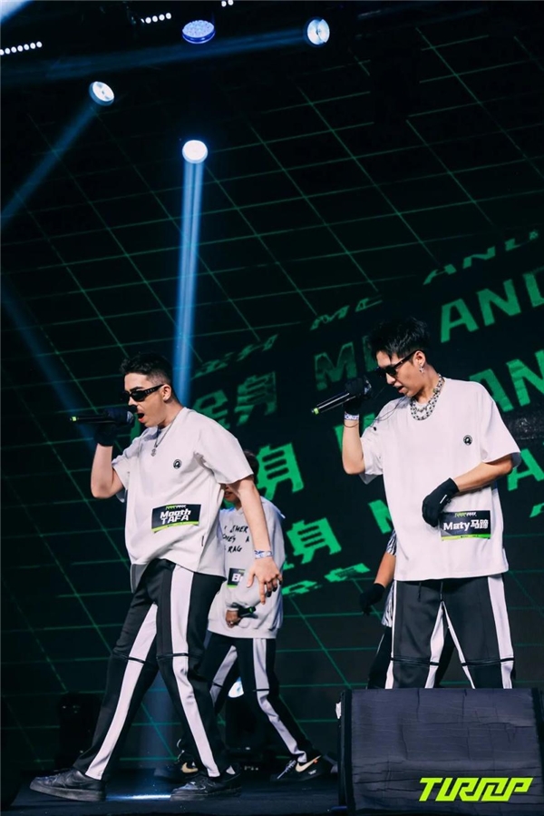 广东宏远训练开放日，今晚防线松动引欢呼，荷甲在即，年轻球员得到机会(广东宏远口号全部)