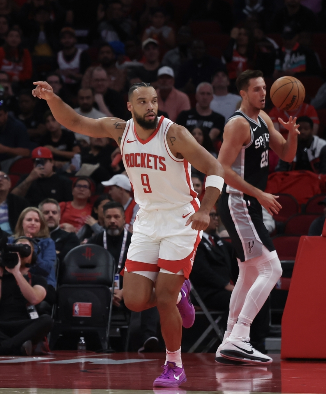 关于转折点圣安东尼奥马刺战术微调，NBA常规赛今夜攻防权衡，气氛紧张，球队文化再被提及的信息